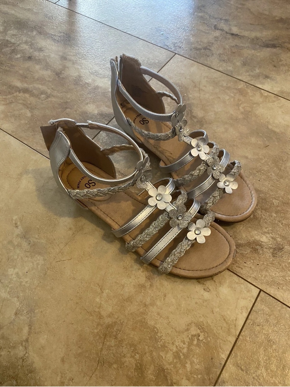 so size 4 medium girl sandals